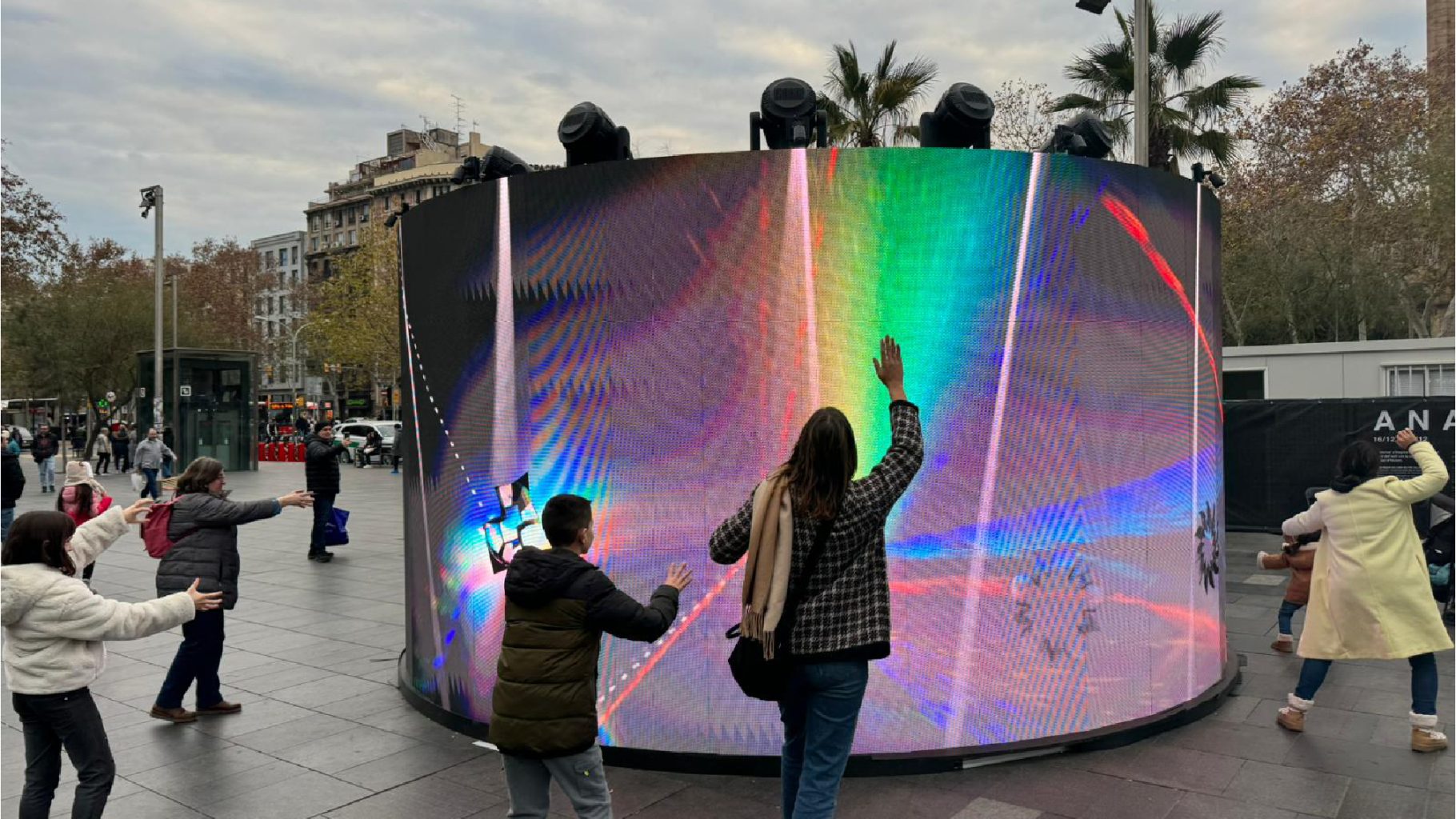 ESCULTURA LED INTERACTIVA, PLAÇA UNIVERSITAT