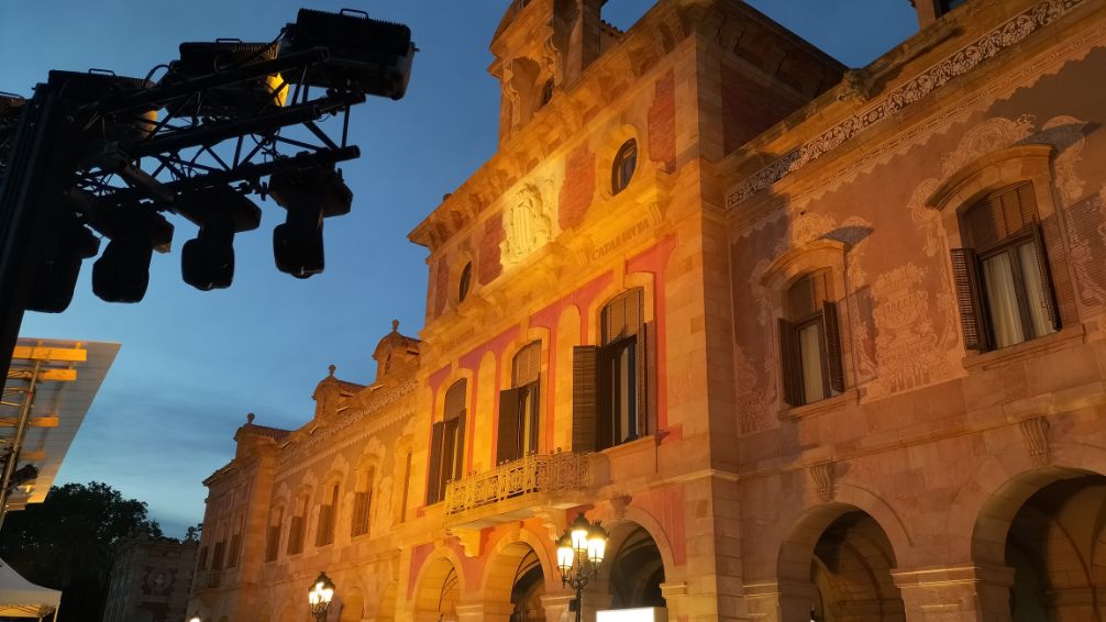 Complejo equipo de iluminación para resaltar la fachada del Parlament