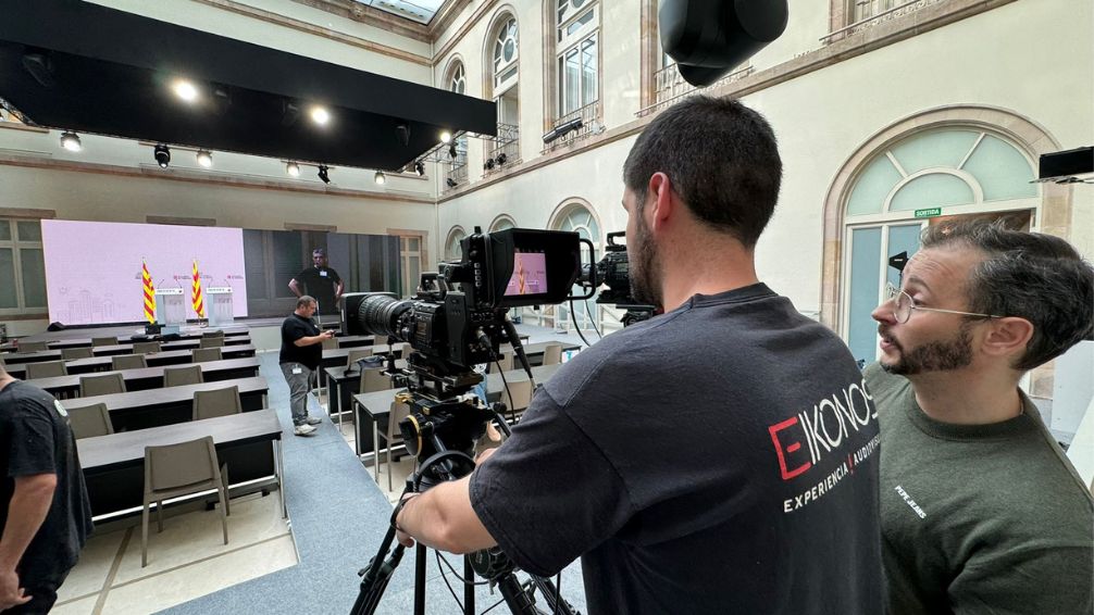 La sala contaba con equipos audiovisuales propios