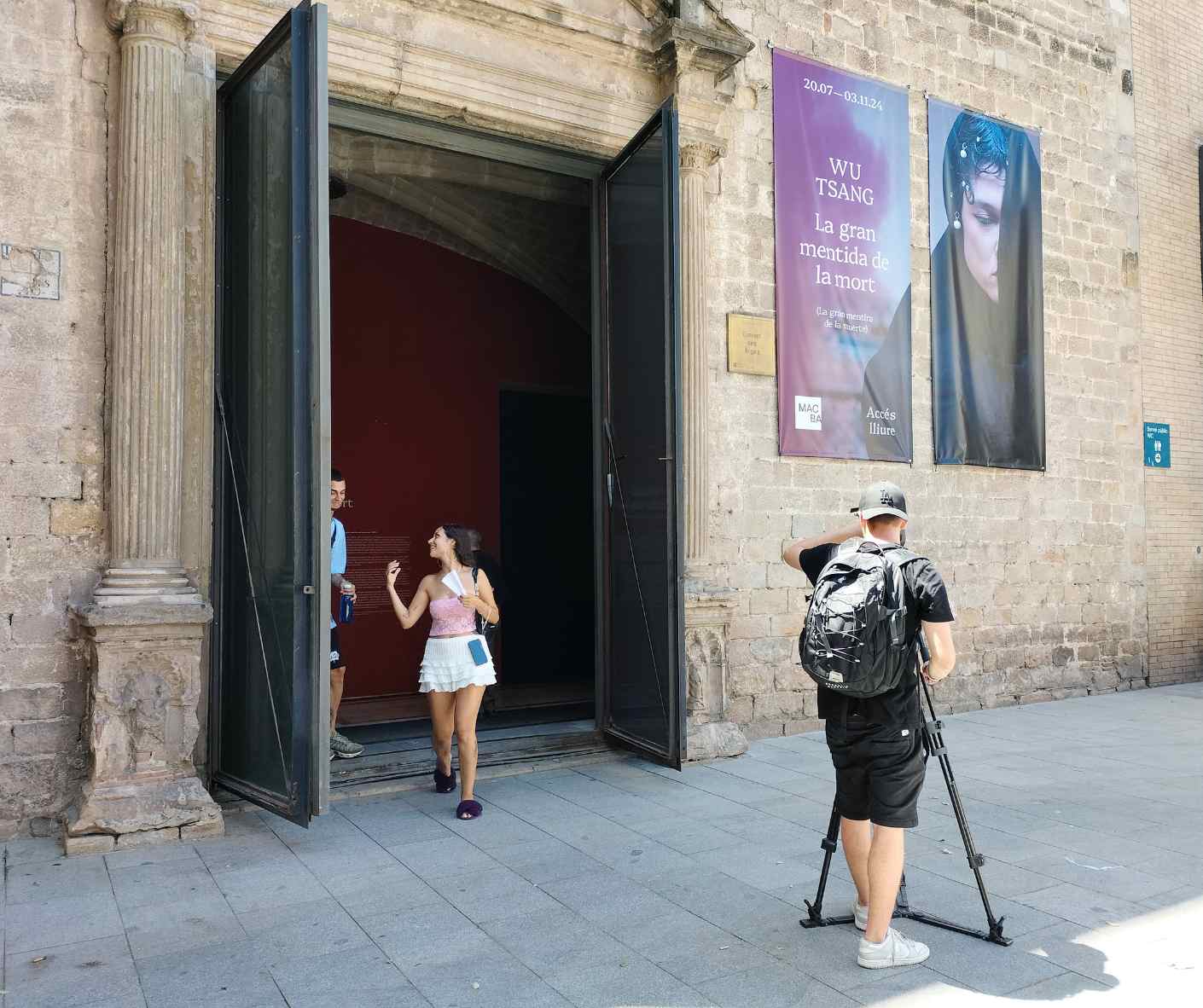 Puerta principal del Convent dels Àngels, con la imagen exterior de la obra site-especific de Wu Tsang patrocinada por Eikonos