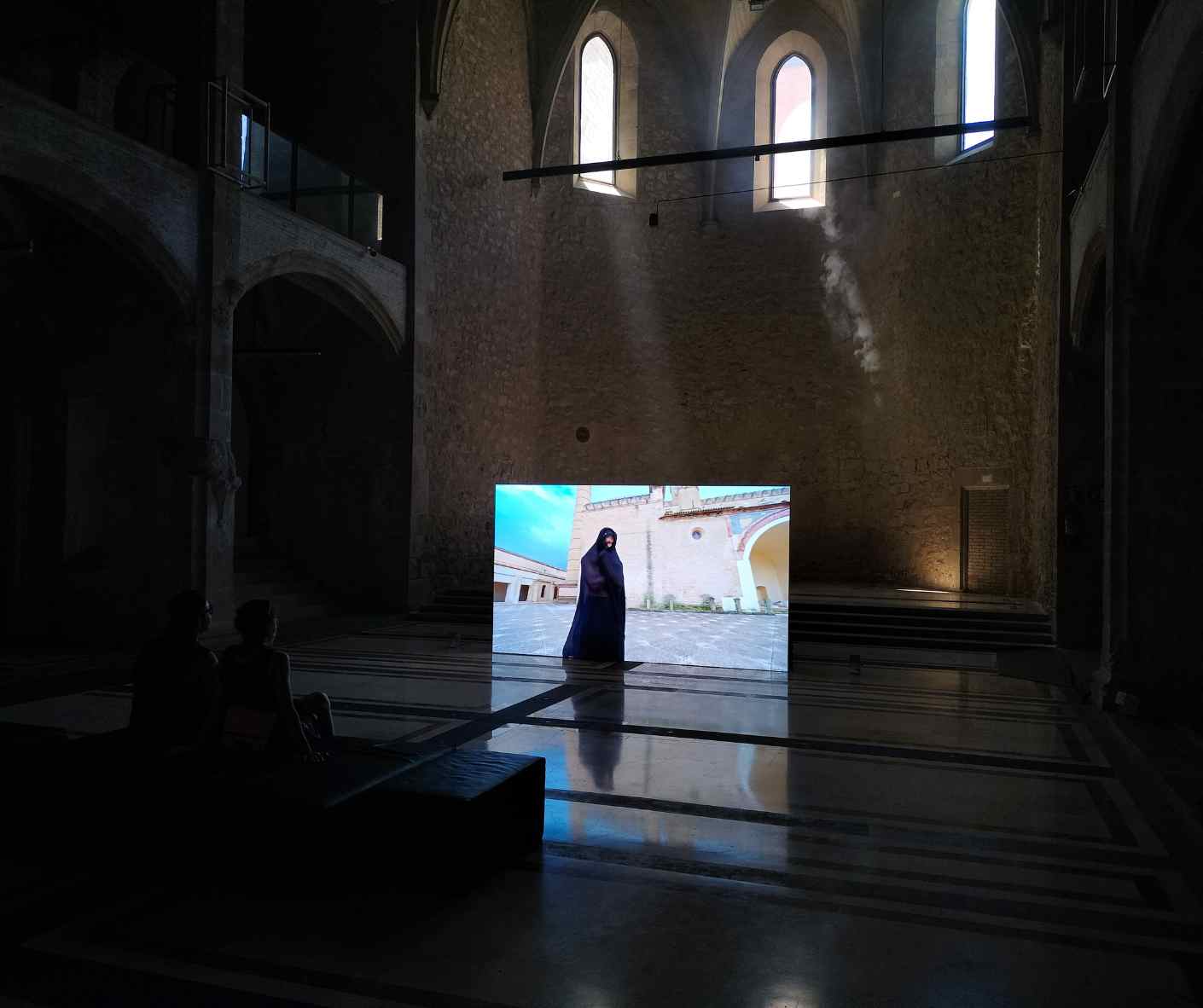La pantalla de Eikonos preside un espacio, donde la arquitectura gótica del convento enmarca a las impactantes y coloristas imágenes de la pel·lícula de Wu Tsang.
